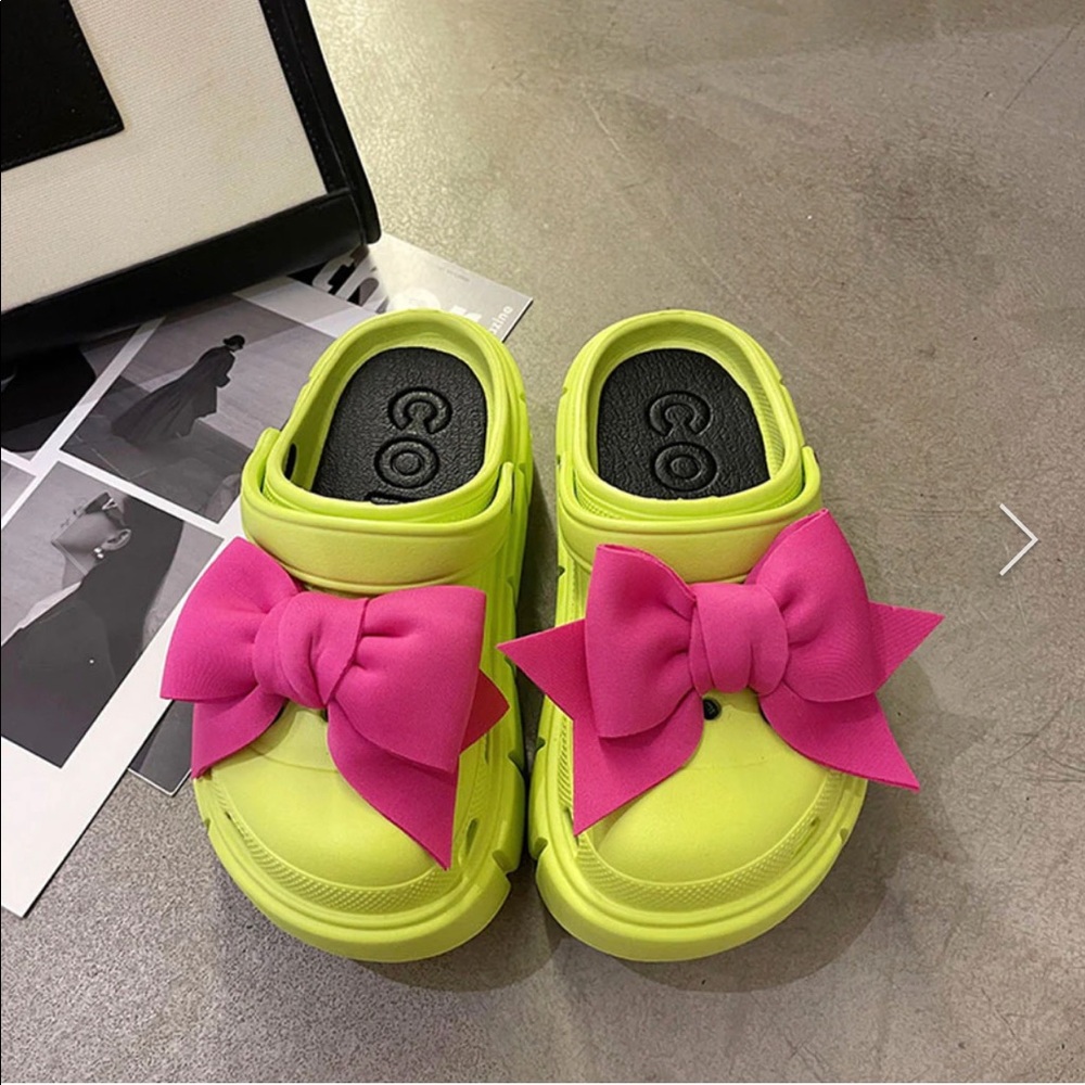green platform oluolin platforms, pink bow